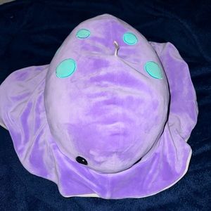 It is a very soft ,that comes in two colors: purple and white l